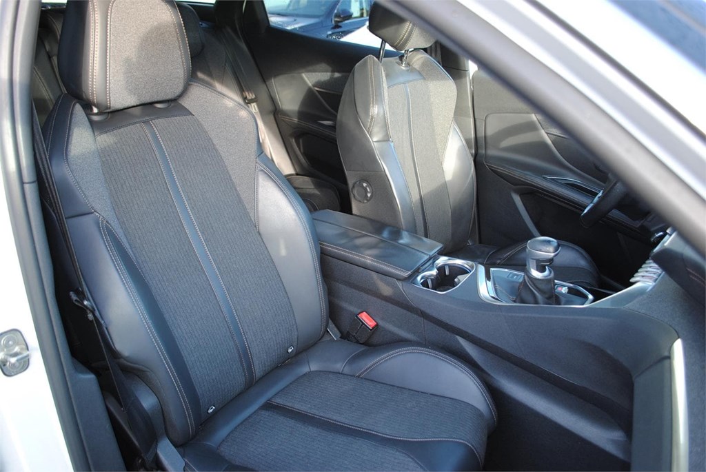 Foto 12 PEUGEOT 3008 1.5 HDI 130 CV